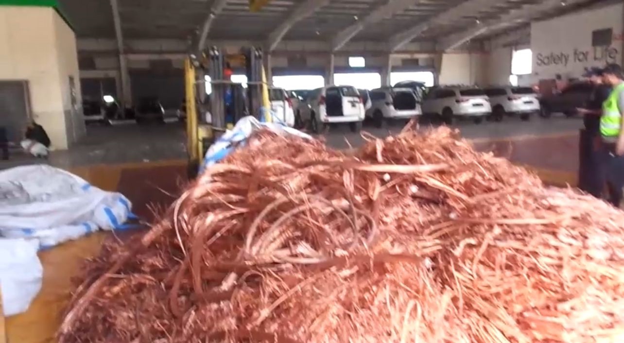 شرطة الجنوبية : القبض على 3 أشخاص  لسرقتهم أسلاكاً كهربائية تقدر قيمتها بحوالي 12000 دينار<